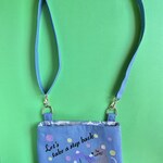 お花の香りを嗅ぐねずみ刺繍のブルーサコッシュ