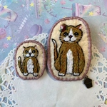 ハンドメイド　刺繍猫ブローチ　仲良し親子猫
