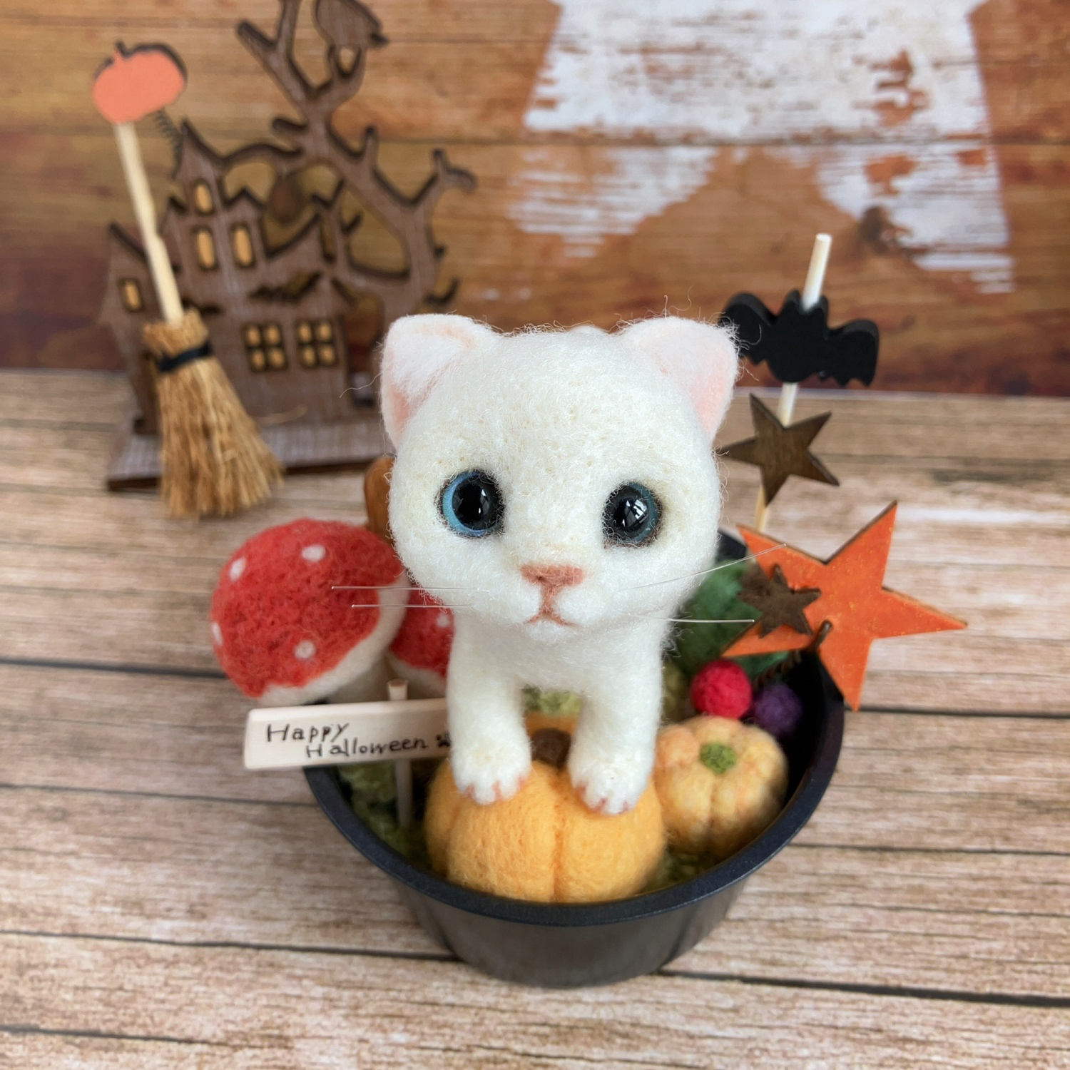 アンティークな白猫のアートドール　【ハンドメイド】猫　ぬいぐるみ　羊毛フェルト アンティークな白猫のアートドール 【ハンドメイド】 猫 ぬいぐるみ