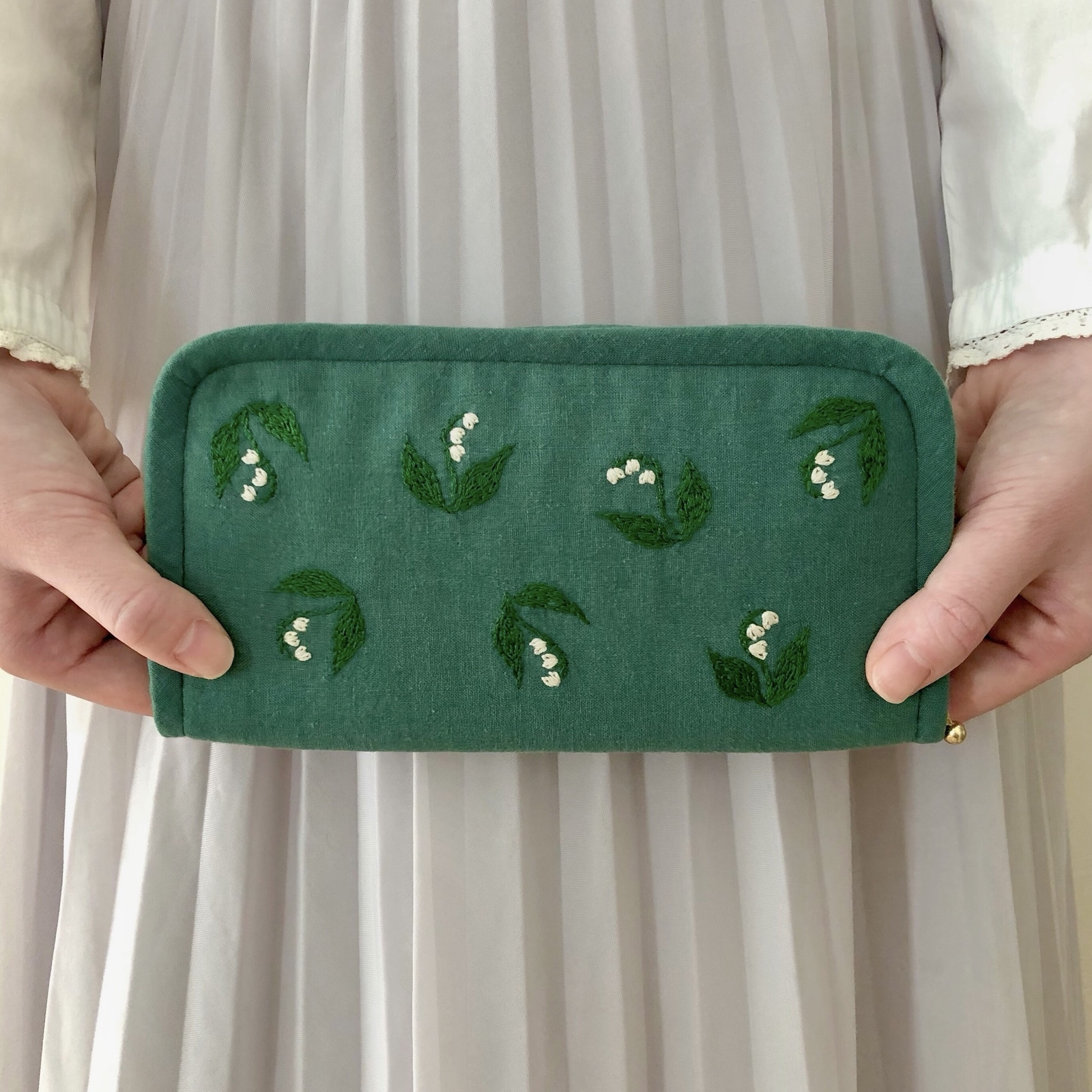 すずらんの手刺繍財布(緑) - needlen（ニードルン） | minne byGMO