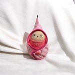  【能登復興募金】ぬいぐるみチャーム用おくるみ　刺繍蝶々がゆーらゆら　ピンク