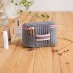 ヌビキルトのミニバニティポーチ（ダークグレー×くすみピンク）