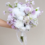 ホワイト♡淡いパープル 芍薬 スイトピーのふわふわブーケ〈ブートニア付き〉