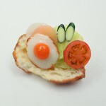  目玉焼きのオープンサンド　                               ミニチュアフード　ブローチ   食品サンプル