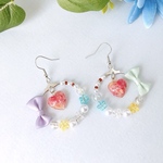 揺れるハート♡のフックピアス　イヤリング　ピアス　イヤリング無料　ビーズ　レジン　フープ　ビーズ　ドライフラワー　ハート　金属アレルギー対応