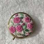 【再販】リネンと刺繍のバラのピルケース