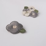 [受注制作]お花の刺繍ブローチ（greyish）