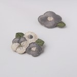 ［受注制作］お花たちの刺繍ブローチ（greyish）