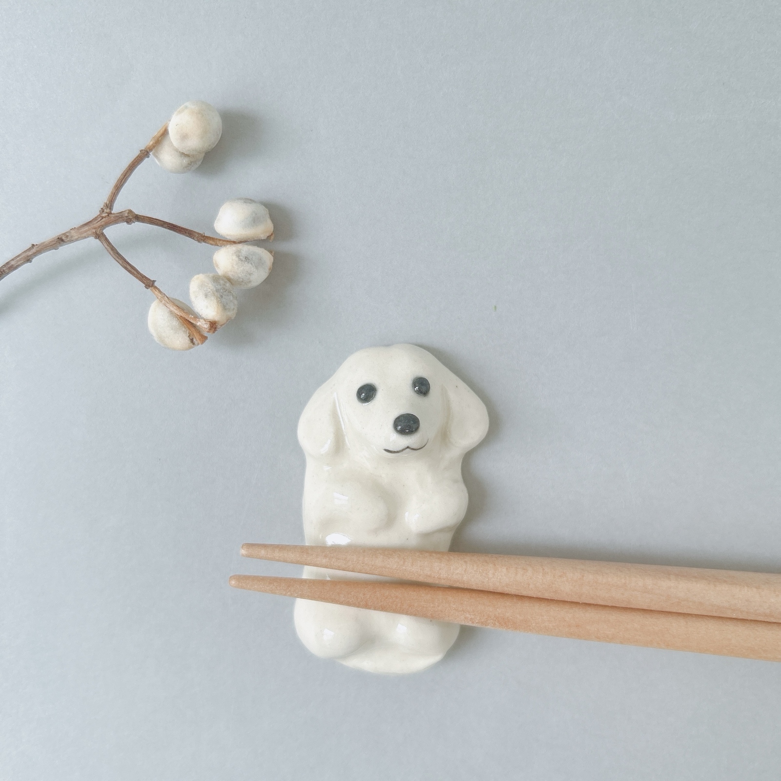 ダックス犬の箸置き（クリーム色）伏せ - 陶器のことり GALLERY