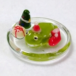 クリスマスは寒いので寝てますカエルのミニ置物