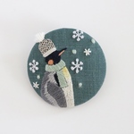 雪降るペンギンの冬支度　手刺繍ブローチ