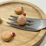 いちごクリーム ドーナツ１個 ミニチュアパン ミニチュアスイーツ フェイクスイーツ フェイクパン 食品サンプル ドールハウス デコパーツ ミニチュアフード 樹脂粘土 シルバニア リカちゃん 