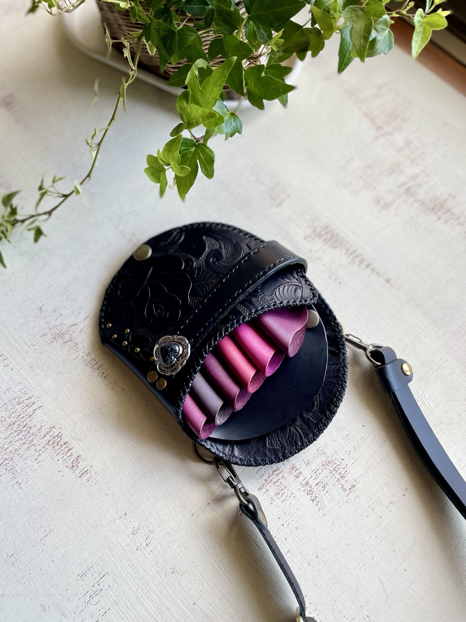 牛革ブラック、蝶型押しブラックのまあるいシザーケース poyon