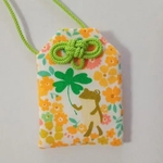 (301)ミニお守り袋☆クローバーとかえるa 花柄