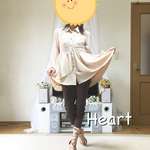 服の上にもう一枚ヒラリ、キレイなピンクの羽根付きブラウス