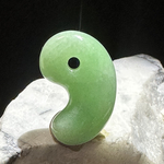 糸魚川翡翠の勾玉　翠