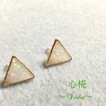 京都オパールピアス~胡粉三角~