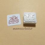 《再販》みつあみおんなのこ コタツでのんびり：消しゴムはんこ。