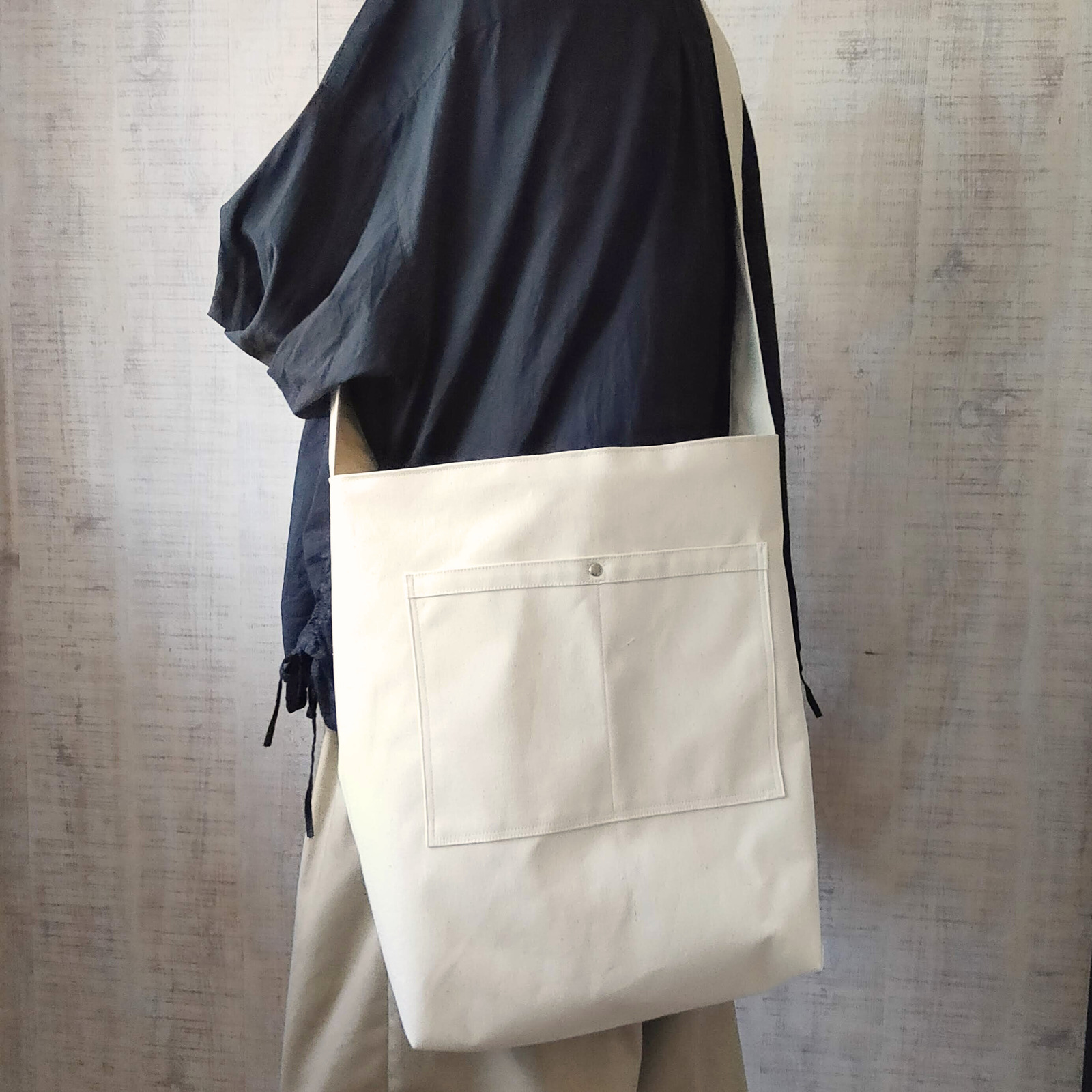 お礼や感謝伝えるプチギフト しずく型リュック(L) echino×ブラック帆布 ハンドメイド リュック・バックパック