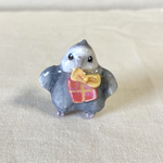 プレゼントくわえたオカメインコ🎁ブローチ　ホワイトフェイス