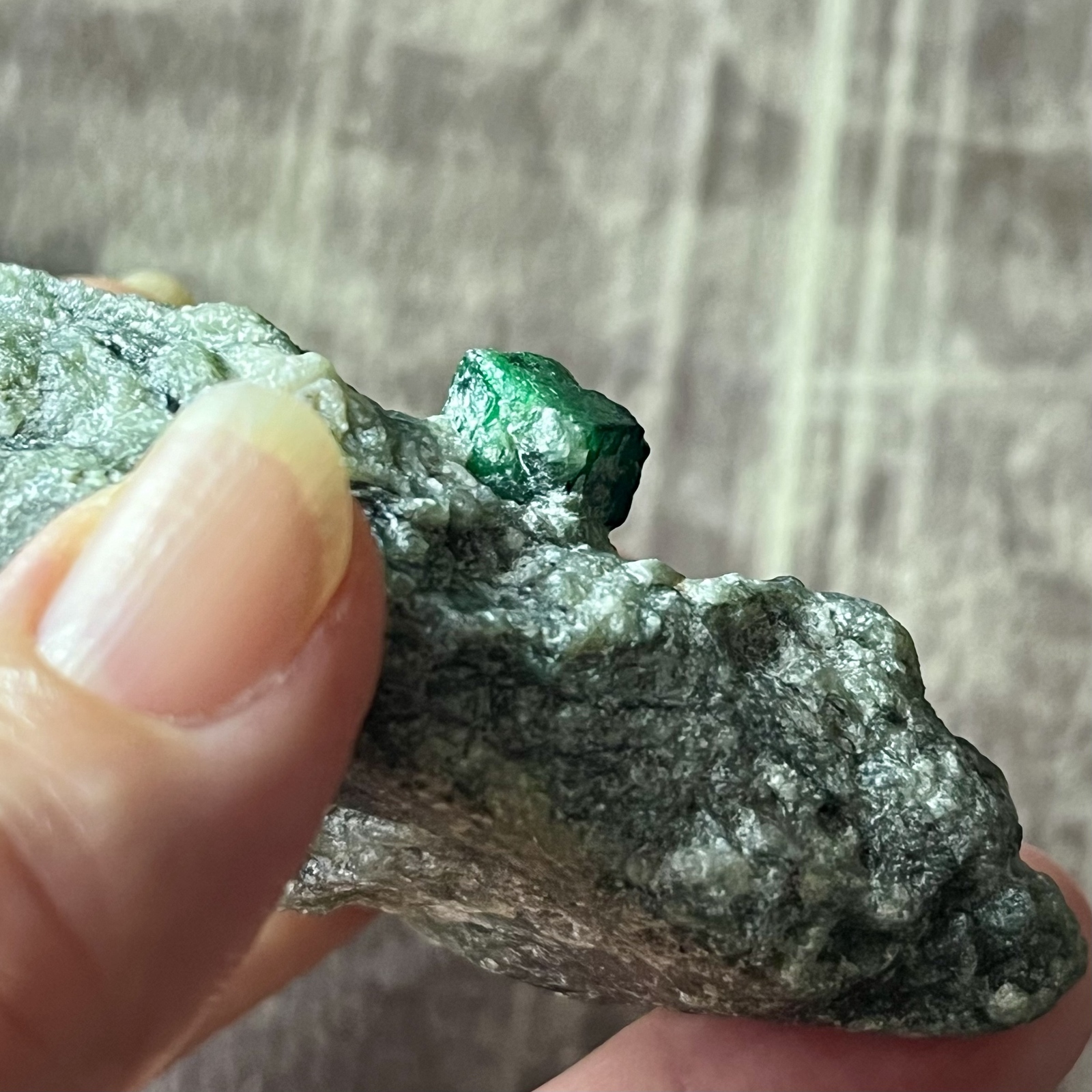 原石 鉱物 エメラルド ベリル 天然石 ヴィンテージ アンティーク 標本 宝石 エメラルド 六角柱 原石 324.9ct パキスタン 天然石 宝石 鉱物