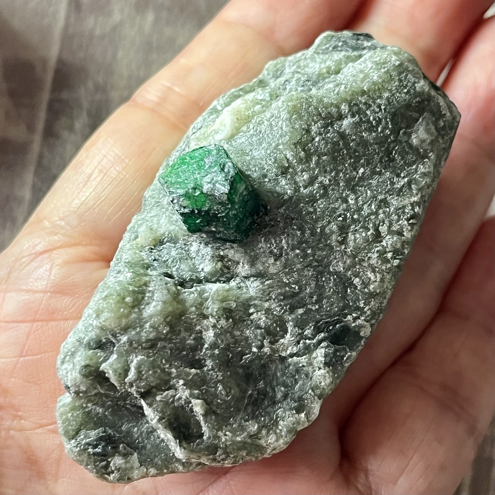 エメラルド 六角柱 原石 324.9ct パキスタン 天然石 宝石 鉱物