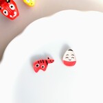 赤べこと推しカラー小法師〈赤〉のピアス/イヤリング