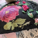 送料込み肩パッドのポーチ　黒薔薇柄　薔薇刺繍レースたっぷり小物入れ
