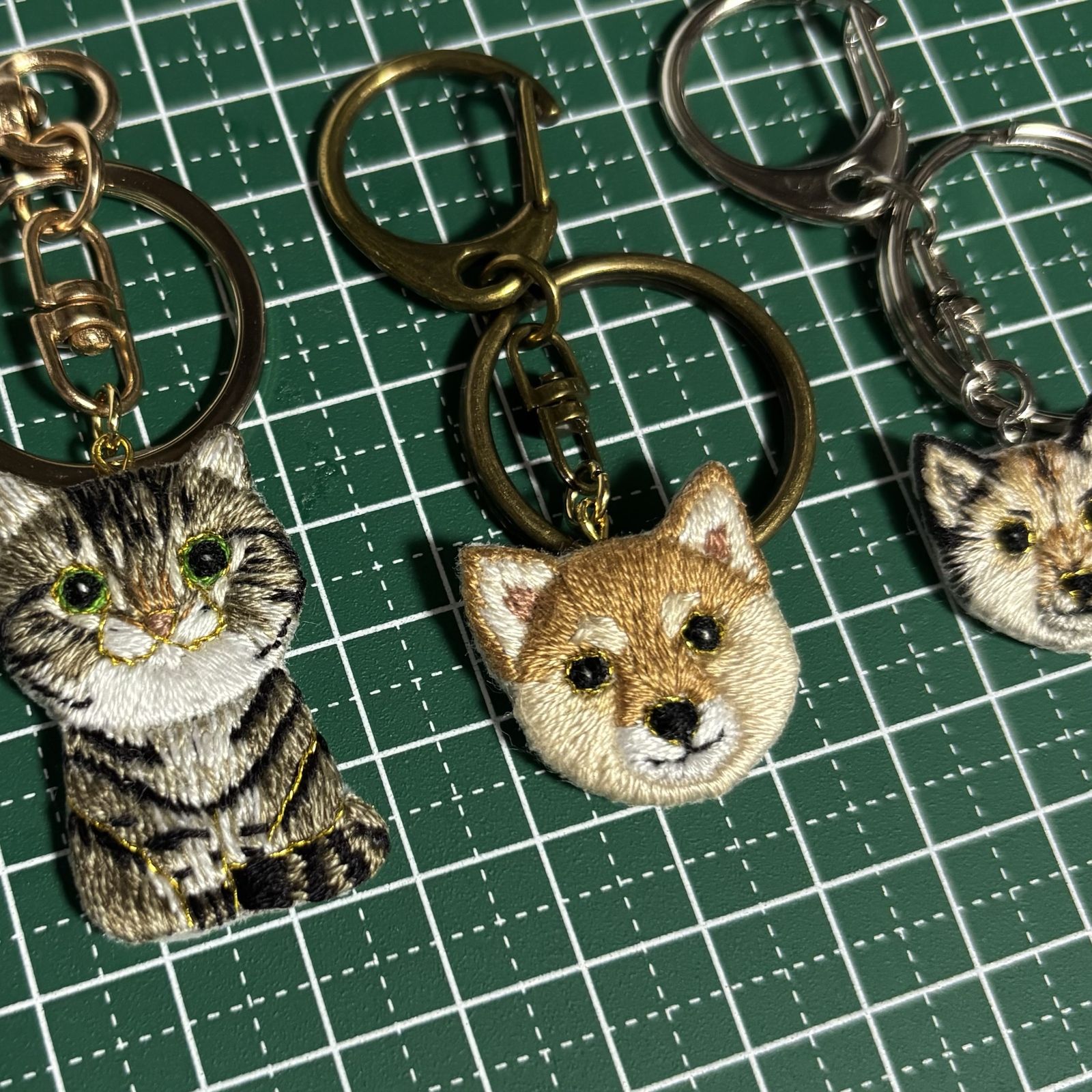 オーダー 】犬とキジトラ猫の刺繍キーホルダー ハンドメイド