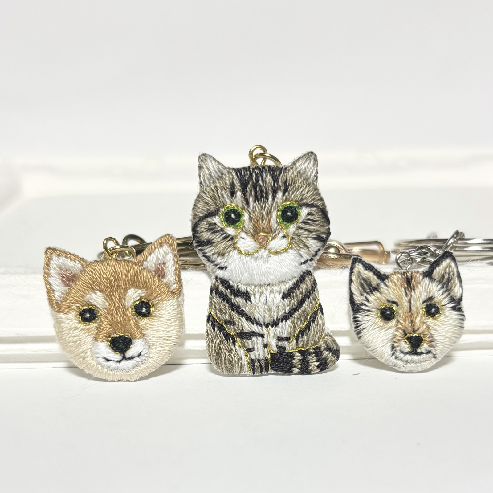 オーダー 】犬とキジトラ猫の刺繍キーホルダー ハンドメイド