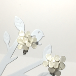 清楚な小花イヤリング
