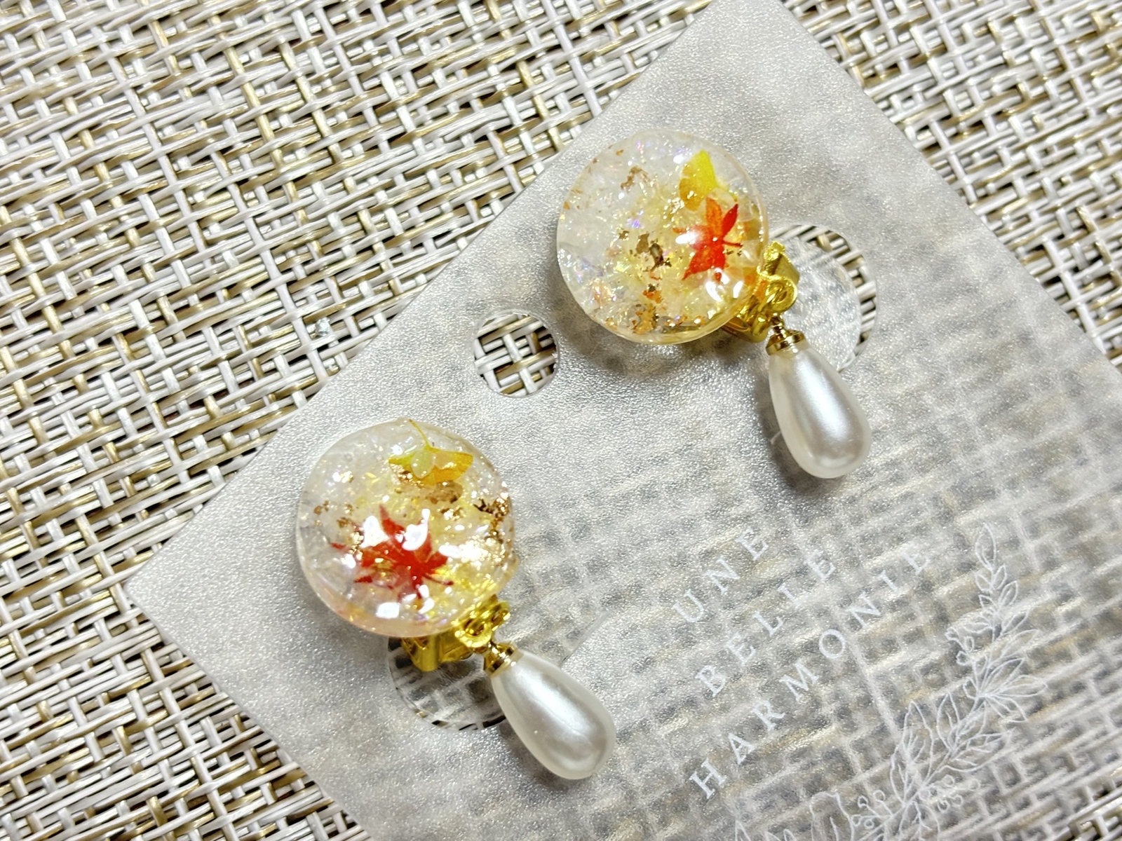 ☆紅葉と落ち葉が素敵♡秋シマシマ猫ちゃんイヤリング☆ 紅葉 - イヤリング・ノンホールピアスの人気通販 | minne byGMO