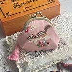 ＊手刺繍がま口コインケース＊跳ねるリスさん(ピンク)