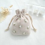 小さなバラ刺繍の巾着　ベージュリネン　裏地付　ビーズ付