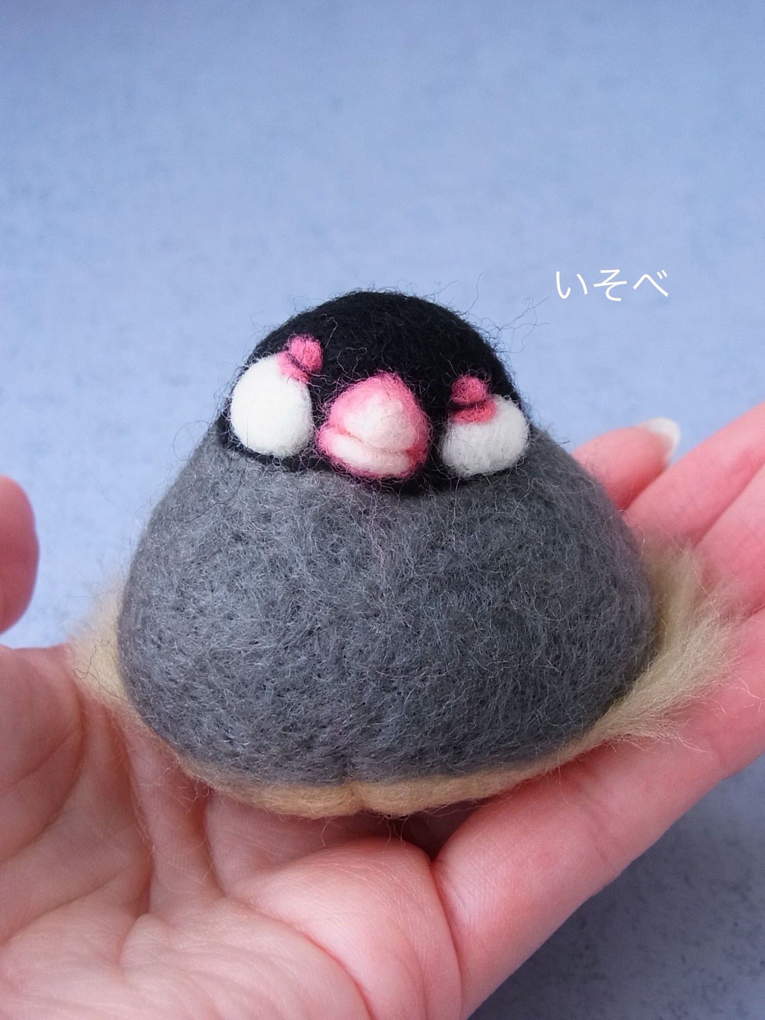 手のひらで溶けるぶんちょおもち 羊毛フェルト 文鳥 餅 鏡餅 - 羊毛