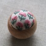 刺繍 ピンクのお花ウッドボウルピンクッション