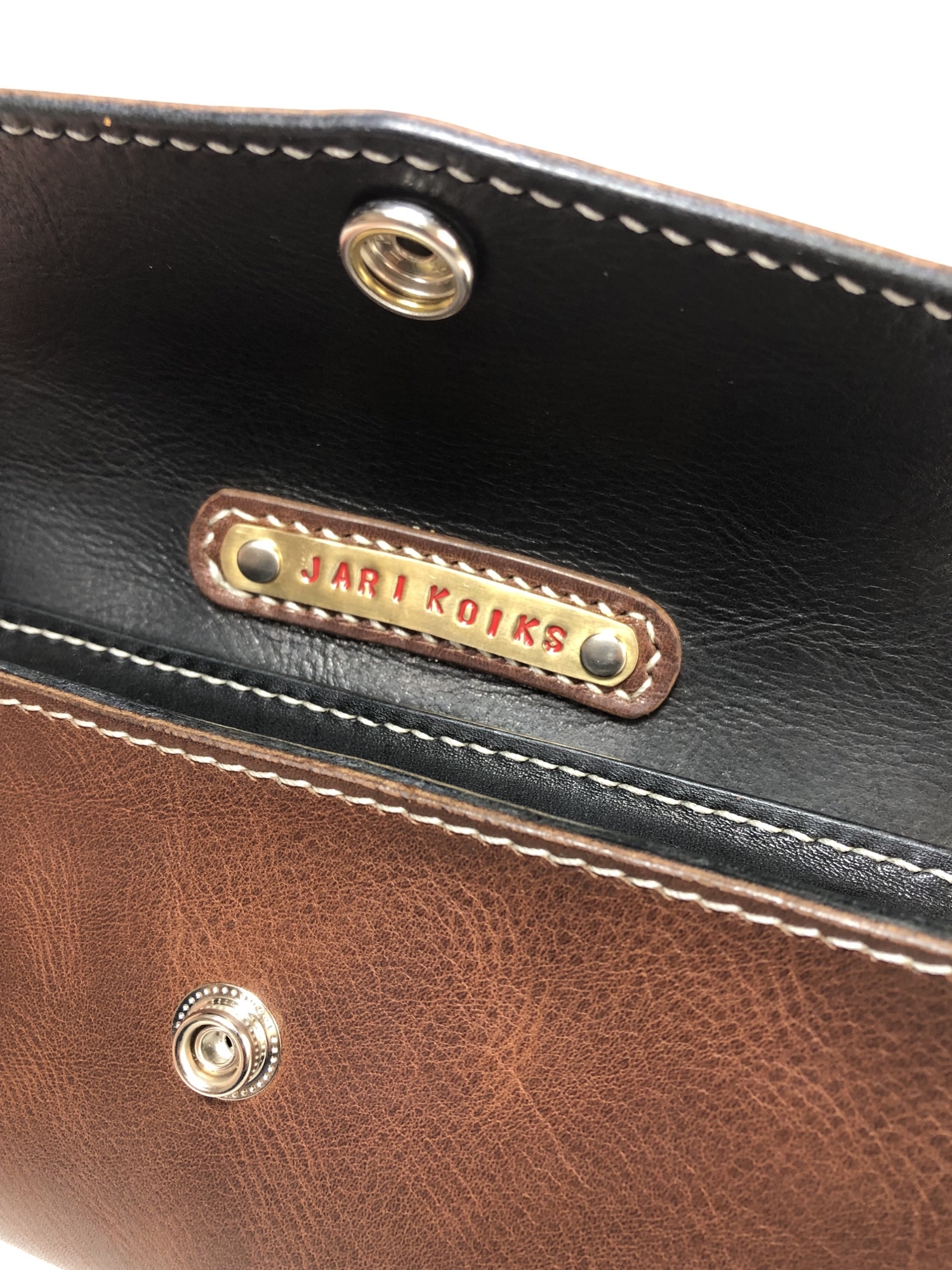 ツートンカラーがカジュアルなオイルヌメ革三つ折りシャグポーチ