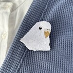 刺繍ブローチ　セキセイインコ・ホワイトブラックアイ　小鳥ブローチ