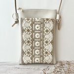 【ラスト1点】【再販】【受注制作】［white］インド刺繍リボン　合皮　フェイクレザー　スマホショルダーバッグ　スマホポシェット