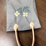 白い花の刺繍トートバッグ