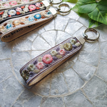 No.202 (ラベンダー)『インド刺繍ハンドストラップ』　キーホルダー　バッグチャーム　スマホストラップ　インド刺繍アクセサリー