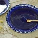 瑠璃色の鎬皿（8寸）