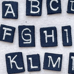 文字ワッペン　アルファベット　イニシャル　刺繍アイロンワッペン アップリケ　黒　白字　シンプル　手芸パーツ シール  リメイク　スマホデコ　手帳デコ　ワッペンワーク　大人かわいい　おしゃれ シンプル