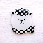 チェックなシロクマのブローチ