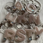 レジンイニシャルキーホルダー　グレージュ　　キーリング・バッグチャーム・アルファベット・シェル・席札・プチギフト・記念品・クリスマス・プレゼント・推し活・お揃い・ペアアクセサリー