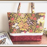 ヴィンテージファブリックのトートバッグ　ヒッピーなお花畑のなんちゃって革バッグ