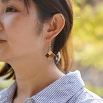 小さく軽い、寄木細工のピアス　「市松」ウッドイヤリング