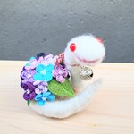 しろへびさんとはな　置物　髪飾り　インテリア　ヘアアクセサリー　羊毛フェルト　ちりめん　つまみ細工　蛇　巳年　お正月　飾り　紫陽花