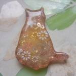 ◇1194　✿猫とお花の蓄光ブローチ🐈（中サイズ）