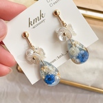 イヤリング　くすみブルー　レジン　しずくイヤリング　しずく　お花　レジンイヤリング　レジンアクセサリー　レジンアクセ　ドライフラワー